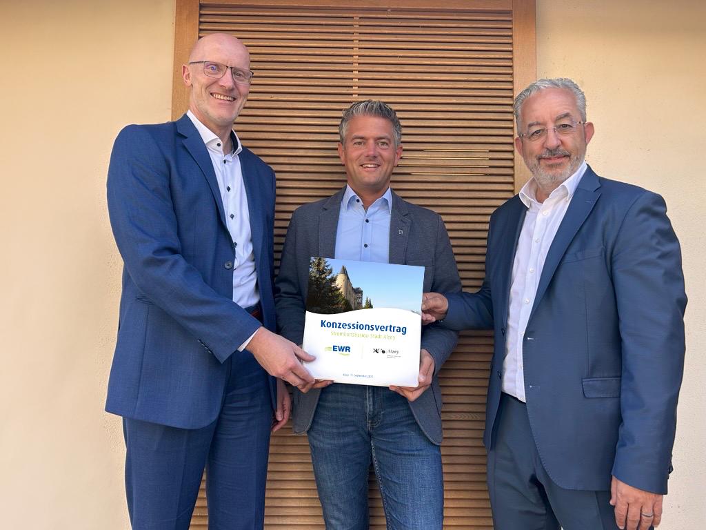 Titelbild Foto (EWR): Dieter Lagois, Vorstand der EWR AG, Steffen Jung, Bürgermeister der Stadt Alzey, und Stephan Wilhelm, Vorstandssprecher der EWR AG, präsentieren den unterzeichneten Konzessionsvertrag.