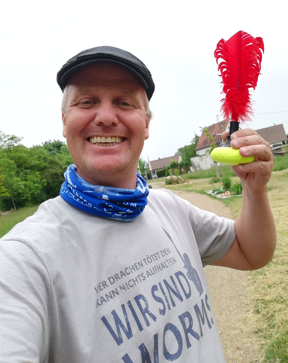 Lachender Frank Schembs mit Federball in der Hand