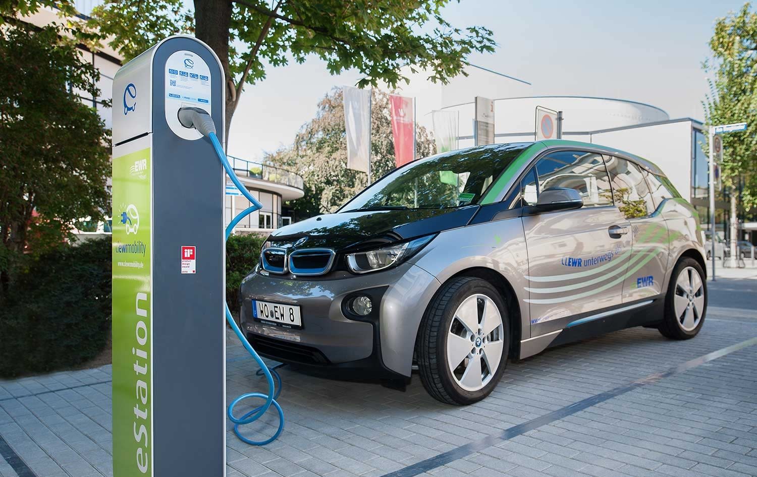 BMW Elektroauto steht an Ladestation auf einem Parkplatz