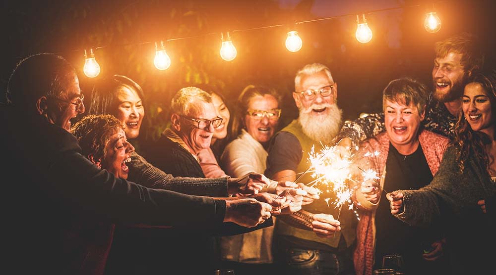 Menschen feiern mit Wunderkerzen Menschen feiern mit Wunderkerzen
