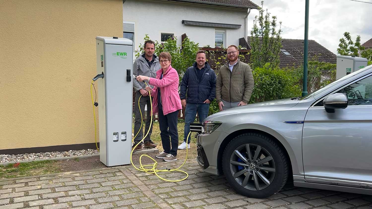 Ortbürgermeisterin Ute Granold und Beigeordneten Christian Pierzina von Klein-Winternheim sowie Christoph Corell und Björn Bein vom EWR weihen die E-Ladesäule ein. Ortbürgermeisterin Ute Granold und Beigeordneten Christian Pierzina von Klein-Winternheim sowie Christoph Corell und Björn Bein vom EWR weihen die E-Ladesäule ein.