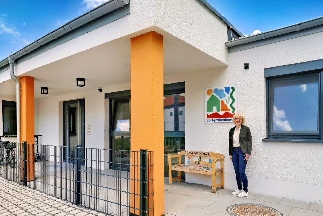 Ortsbürgermeisterin Sabine Kröhle vor dem Eingang der Kita