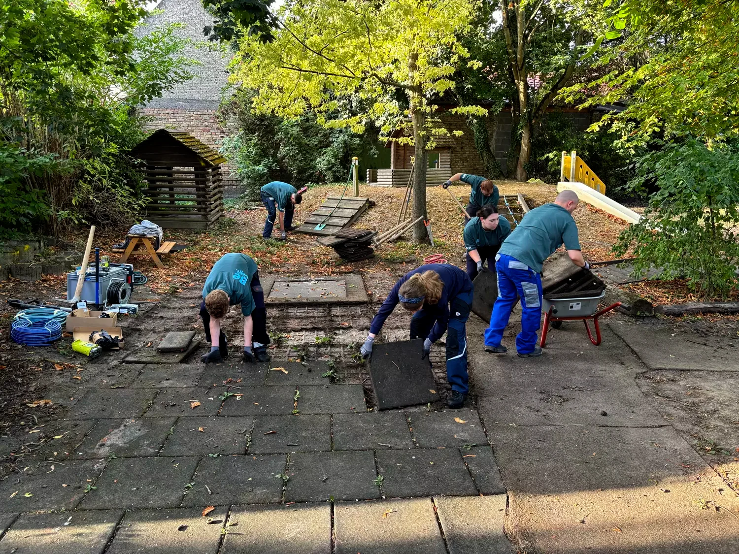 EWR Mitarbeiter erneuern Spielplatz.