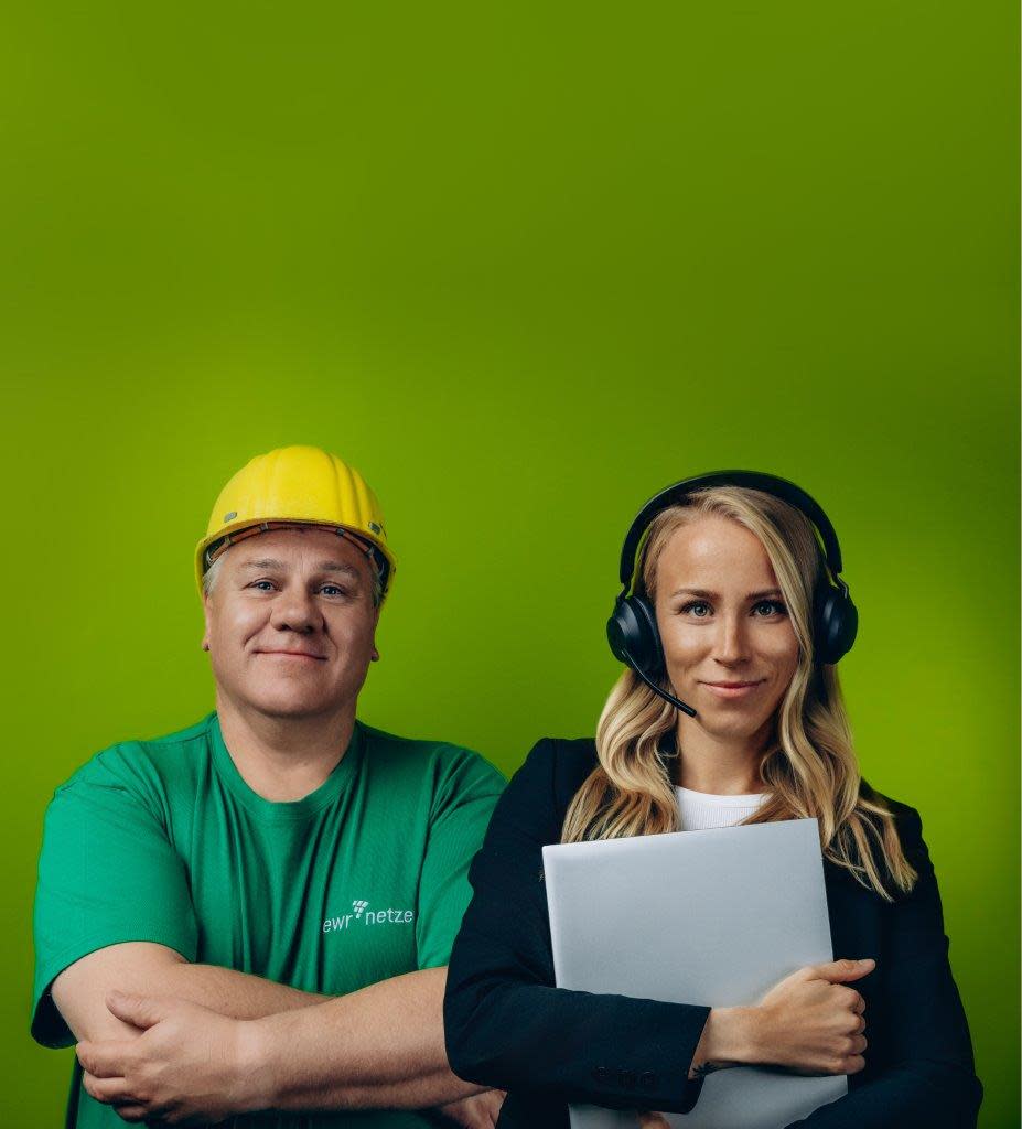 Titelbild Mann trägt ein grünes T-Shirt und einen gelben Baustellenhelm. Eine Frau steht daneben und trägt ein Headset und umklammert einen Laptop
