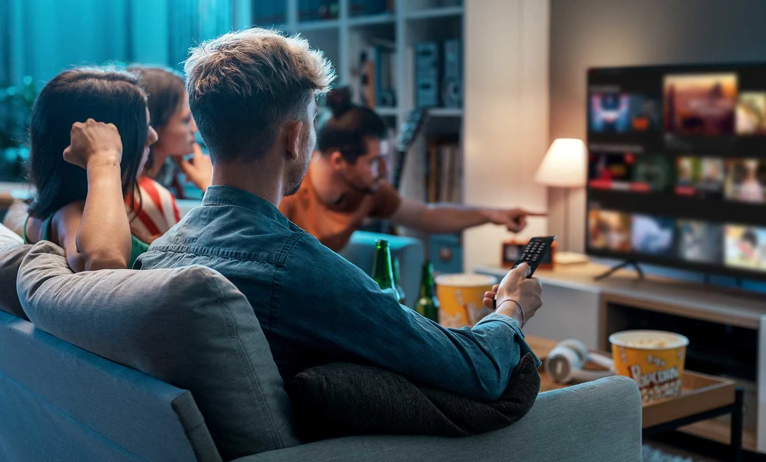 Freunde, die einen Film auswählen, um ihn gemeinsam zu Hause anzusehen, Video-on-Demand-Konzept