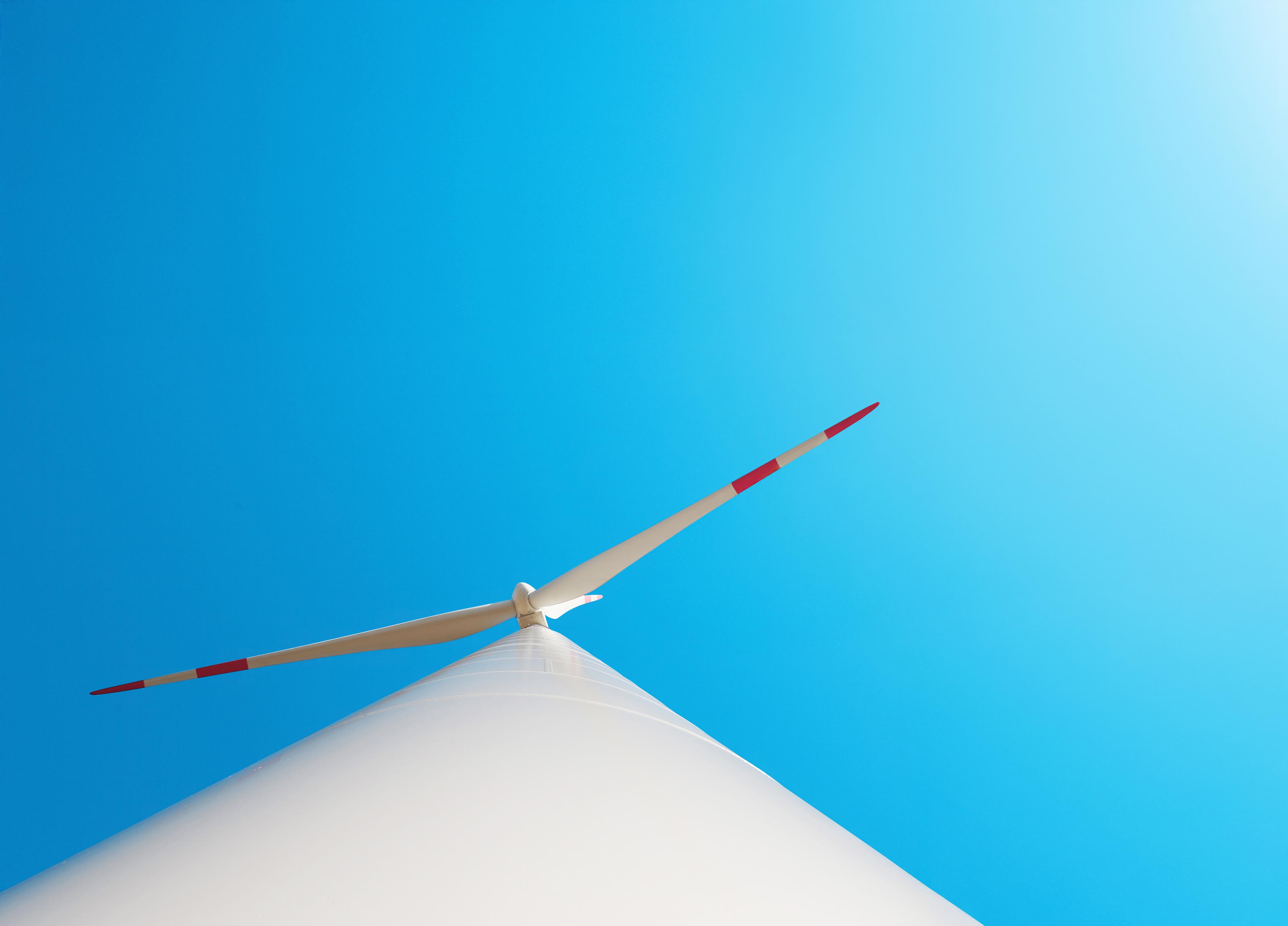 Blauer Himmel mit Rotor eines Windrades