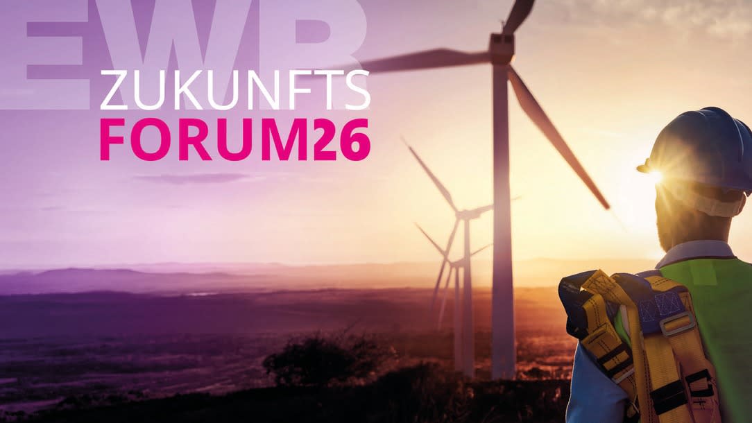 Techniker schaut im Sonnenuntergang in die Ferne auf Windräder mit EWR Logo und Zukunftsforum 26