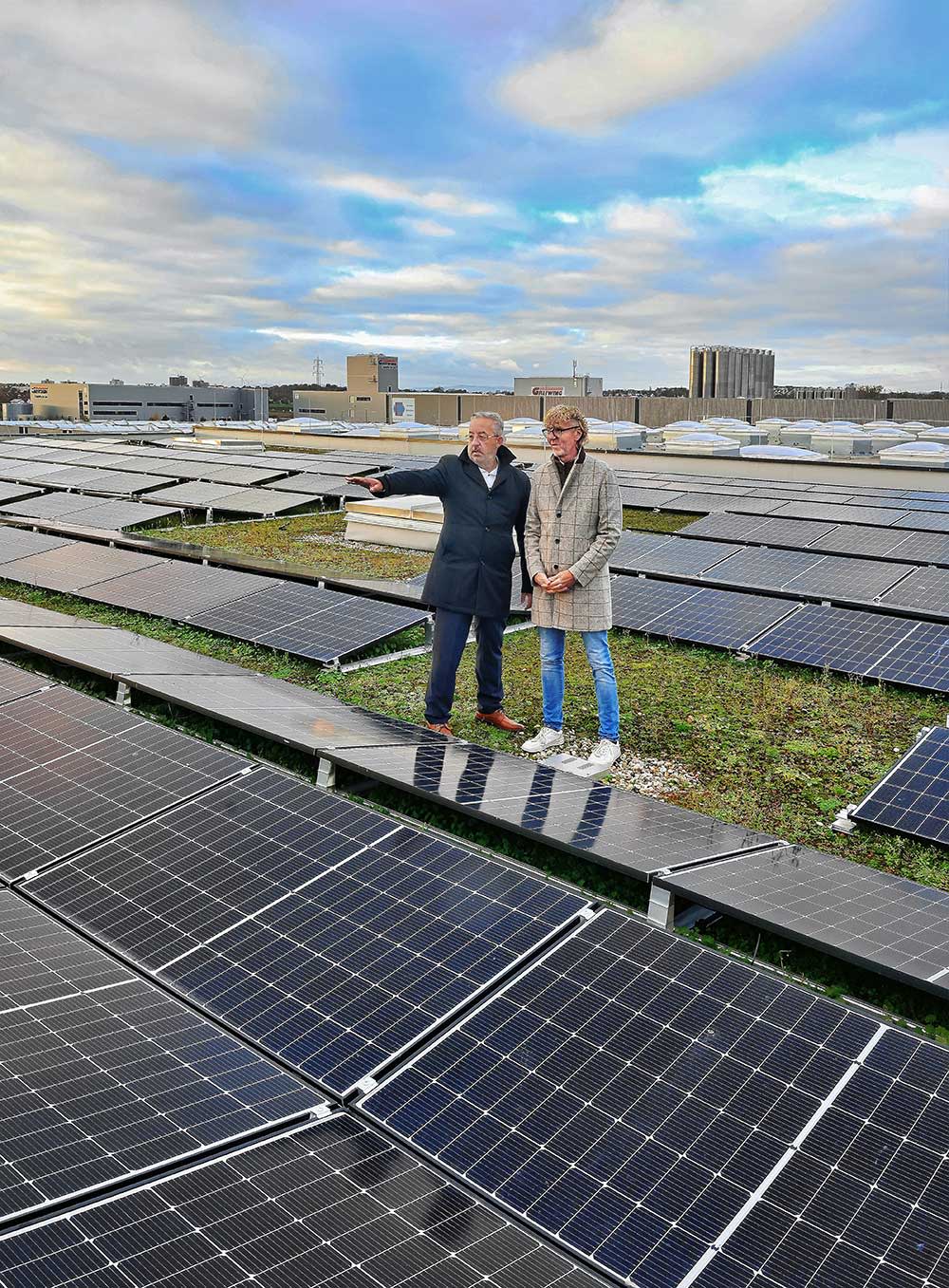 EWR-Vorstandssprecher Stephan Wilhelm und TST-Geschäftsführer Frank betrachten Photovoltaik-Module der PVSM Energy GmbH