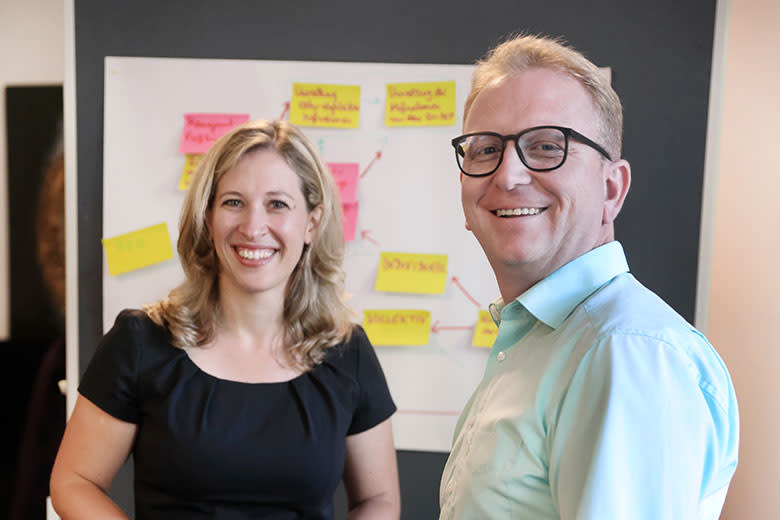 Personalleiterin Nicole Wilhelm und Bruno Hübler vor einer Pinnwand