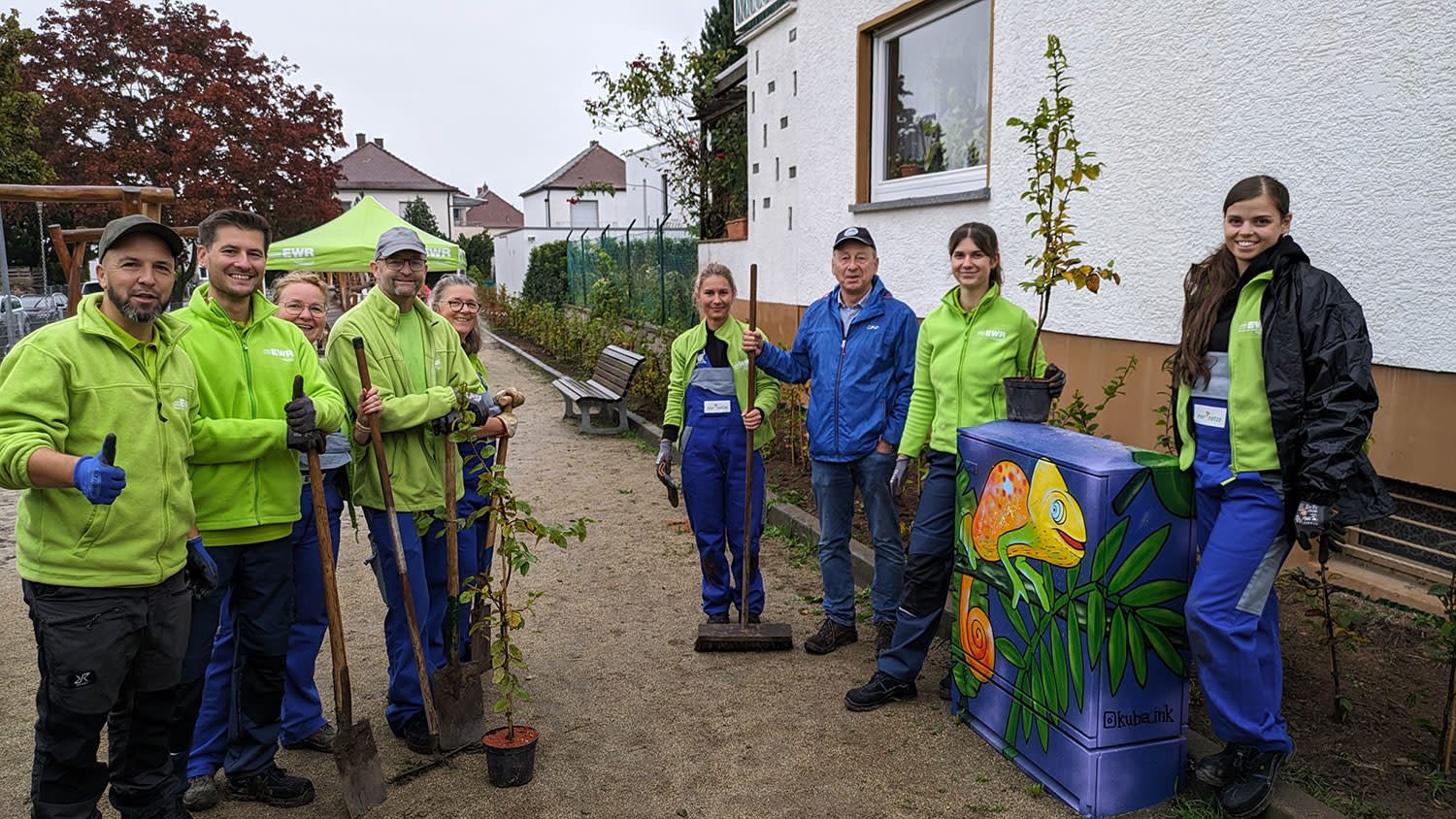 EWR Mitarbeiter nach erfolgreichem pflanzen der Setzlinge beim EWR-Anpacktag in Nierstein