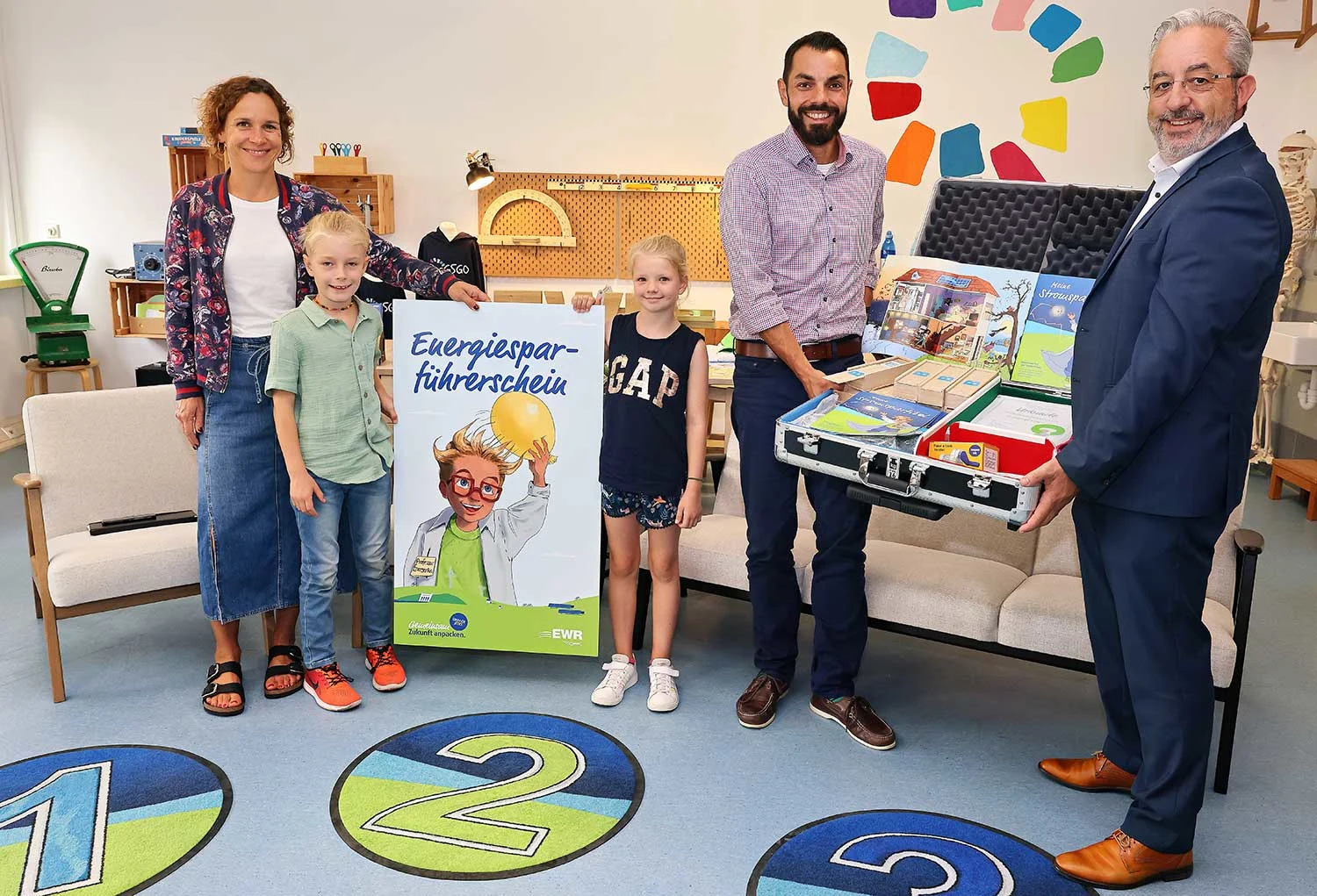EWR Vorstand und Pressesprecher stellen den Energiesparführerschein einer Grundschullehrerin vor.