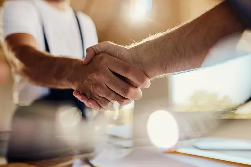 Titelbild Zwei Männer schütteln Hände