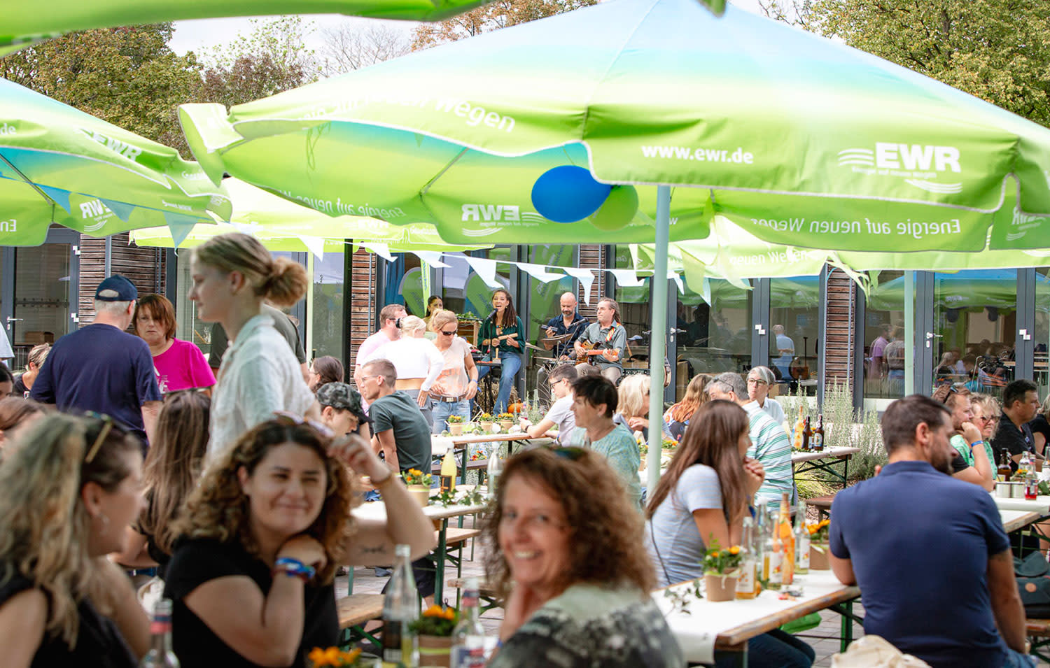 Die EWRler haben Spaß unter grünen Sonnenschirmen