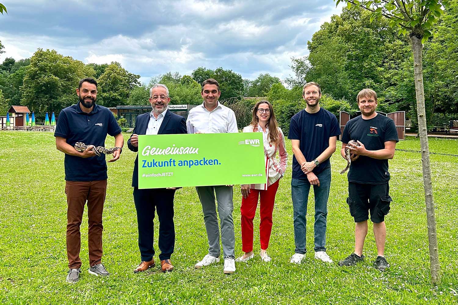 Mitarbeiter der EWR AG und des Tiergarten Worms bei der Verlängerung der Partnerschaft Mitarbeiter der EWR AG und des Tiergarten Worms bei der Verlängerung der Partnerschaft