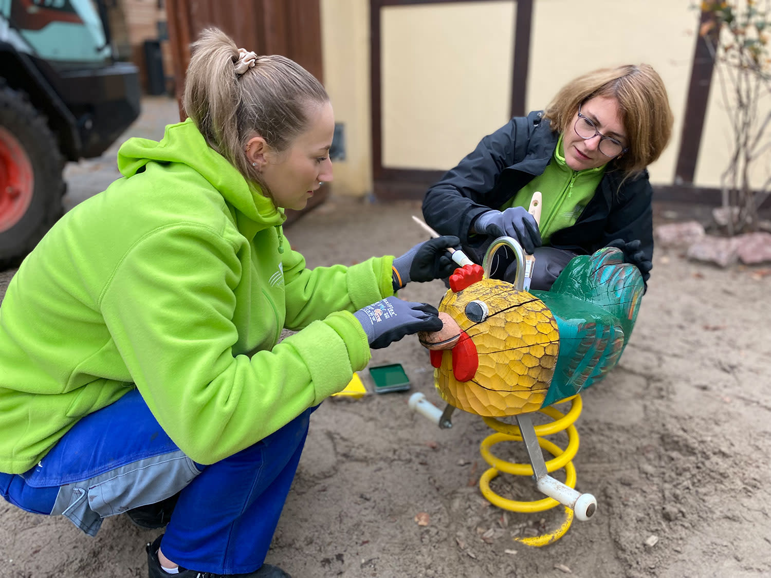 EWR Mitarbeiterinnen streichen eine Federwippe in Huhn Optik an