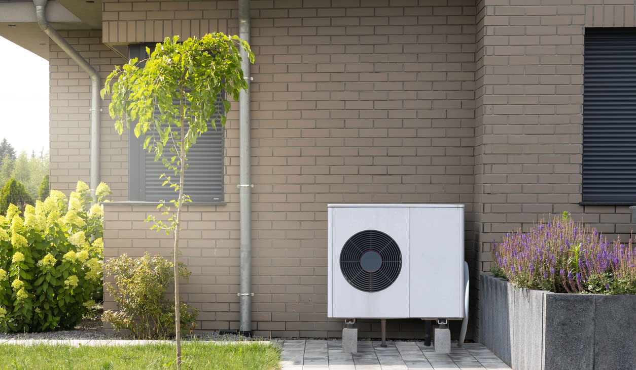 Titelbild Wärmepumpensystem an der Außenseite eines Gebäudes