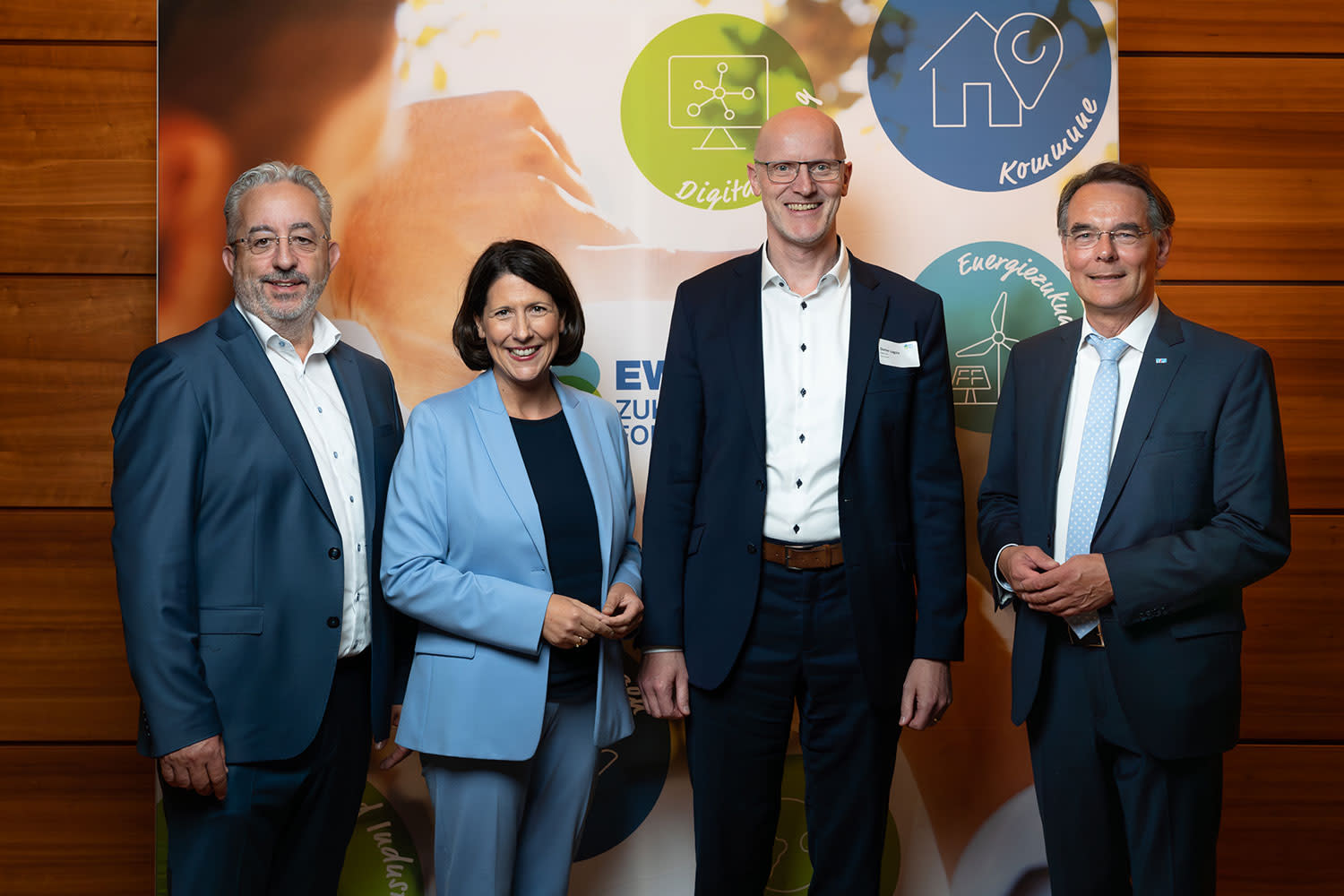 Titelbild Wirtschaftministerin Daniela Schmitt mit EWR-Vorständen Stephan Wilhelm und Dieser Lagois sowie VKU-GF Ingbert Liebing