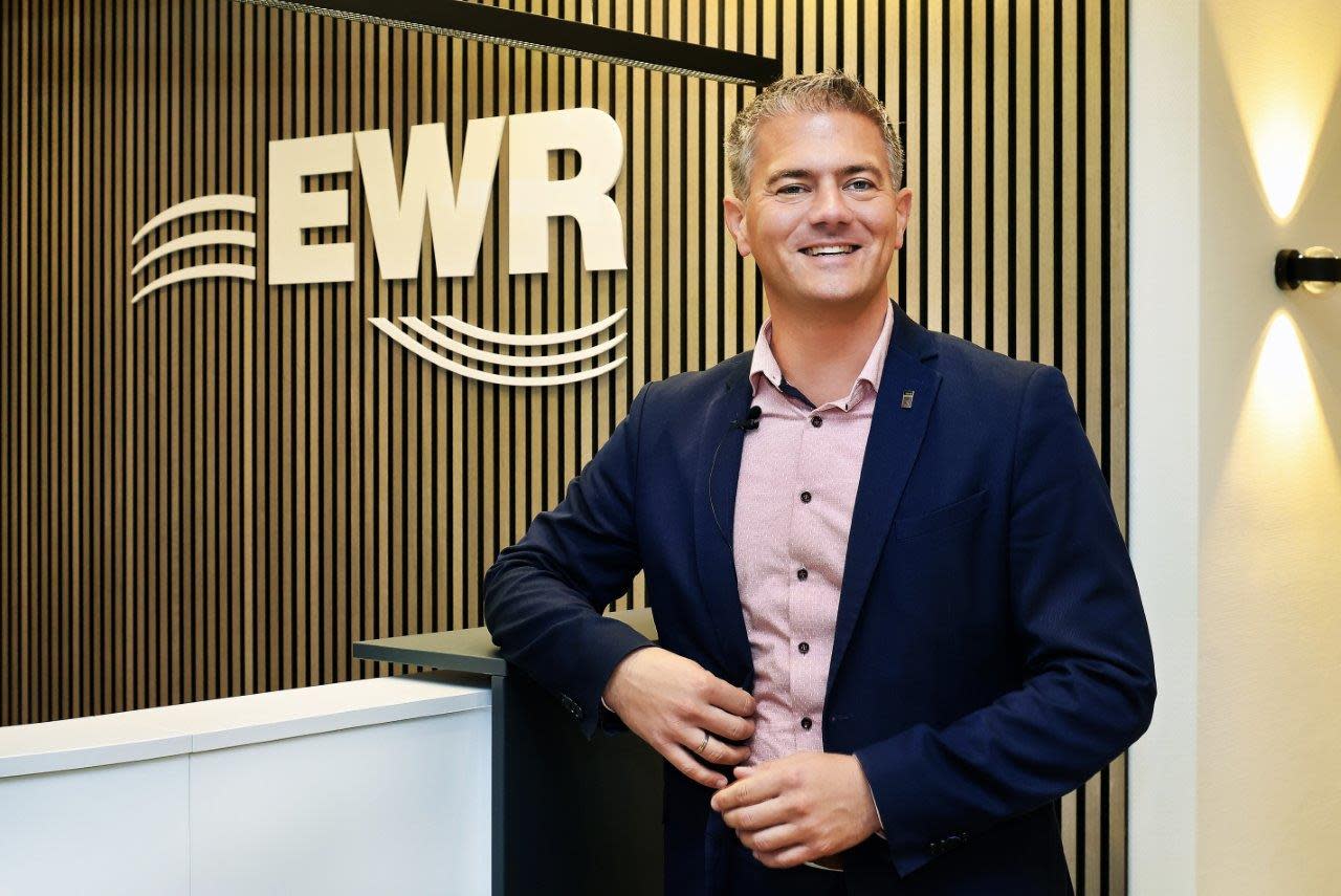 Alzeys Bürgermeister Steffen Jung steht vor einer Wand. Im Hintergrund ist das EWR AG Logo zu erkennen Alzeys Bürgermeister Steffen Jung steht vor einer Wand. Im Hintergrund ist das EWR AG Logo zu erkennen