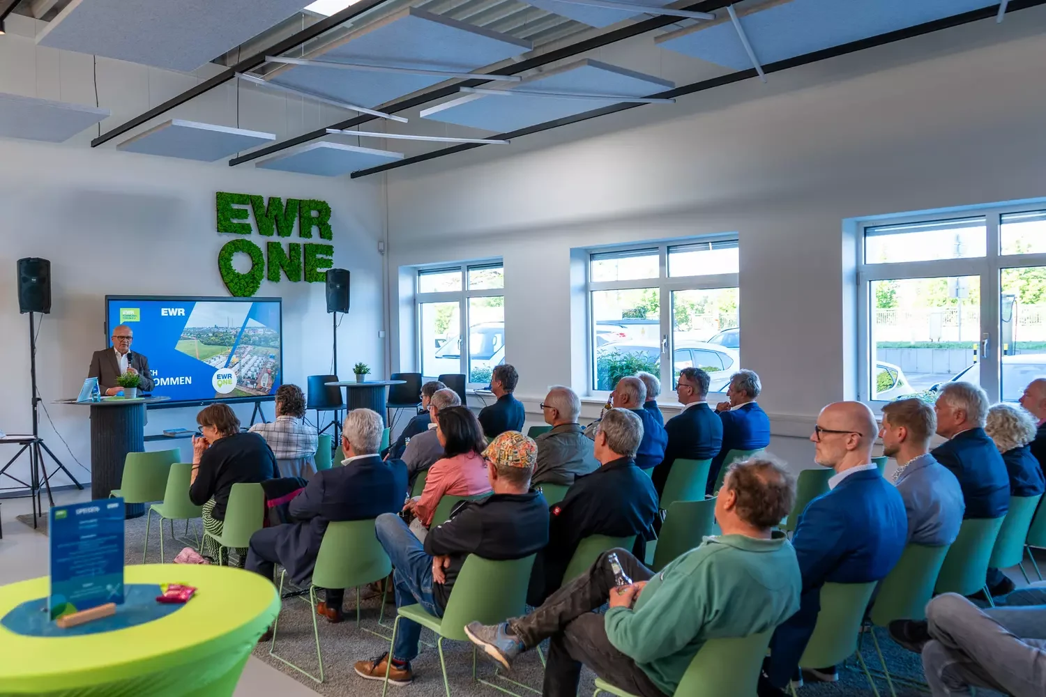 Werner Kalbuß brüßt die Teilnehmenden beim EWR-Zukunftsforum im EWR One