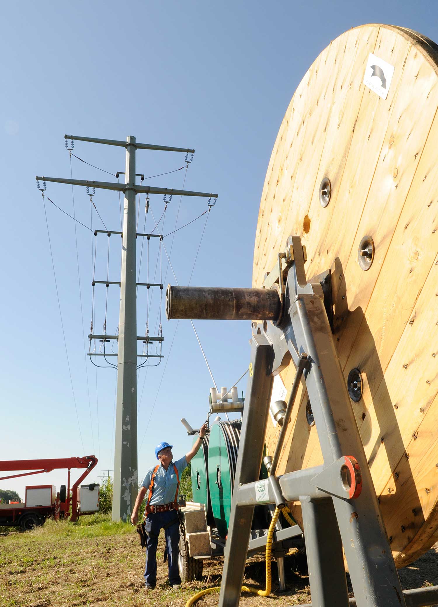EWR Mitarbeiter bei der Kabelverlegung vor einem Strommast