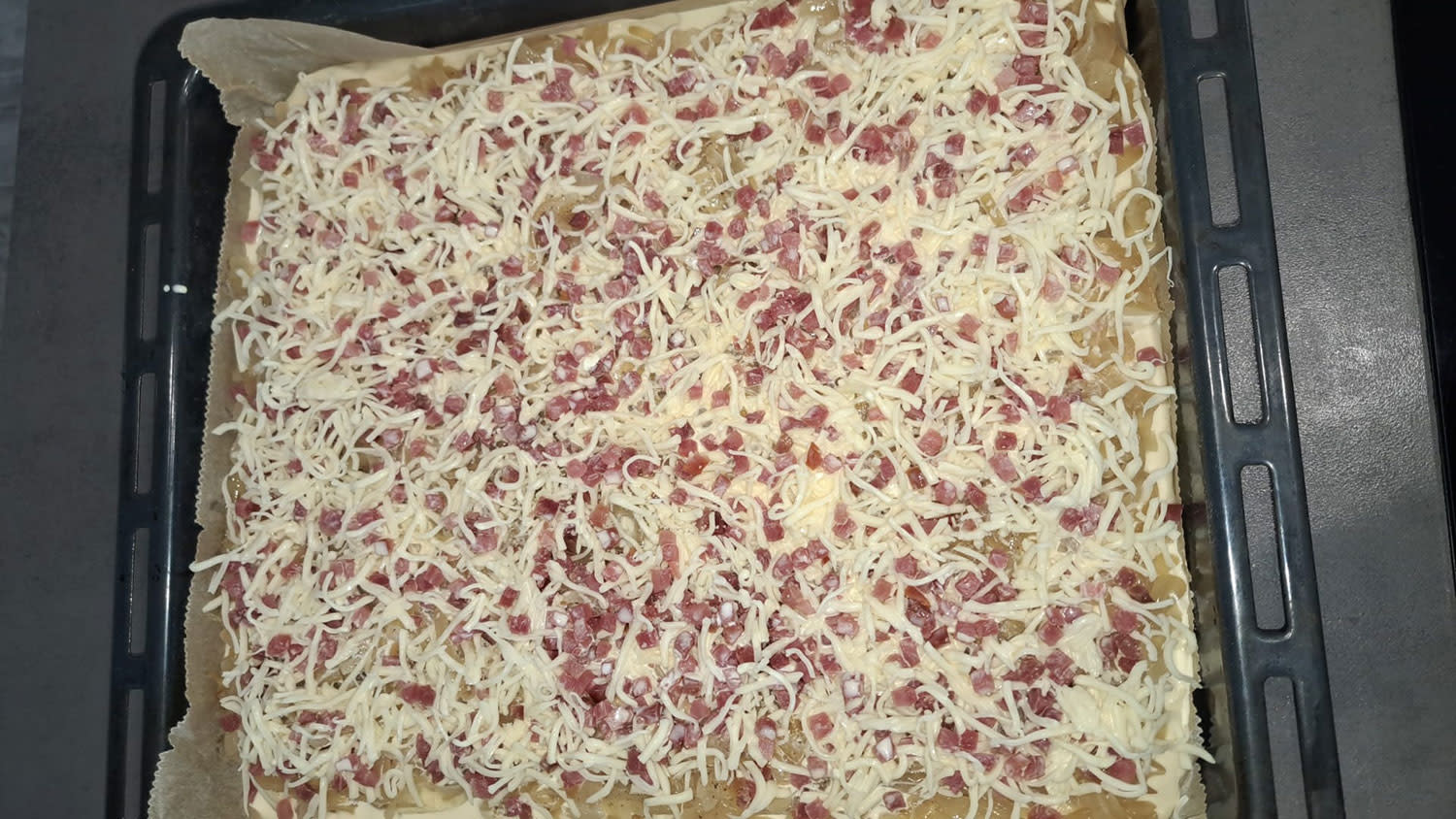 Eigelb-Sahnemischung auf Zwiebelkuchen