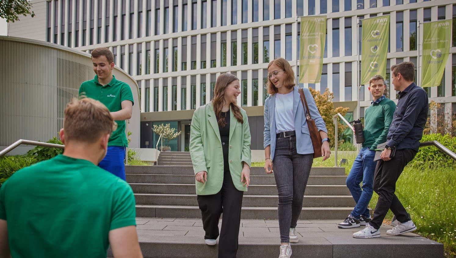 Azubis vorm Eingang im Lutherring Azubis vorm Eingang im Lutherring