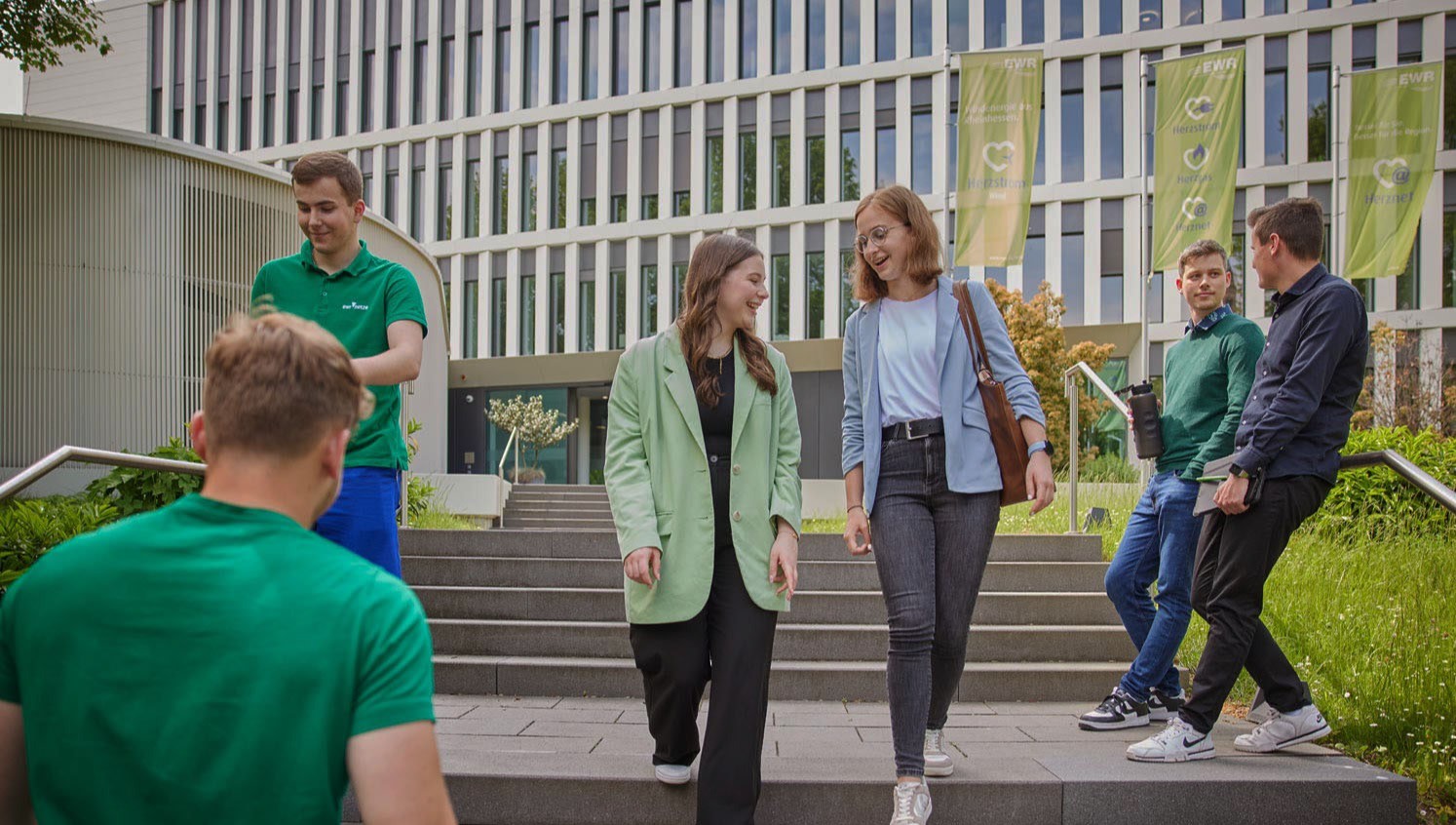 Azubis vorm Eingang im Lutherring