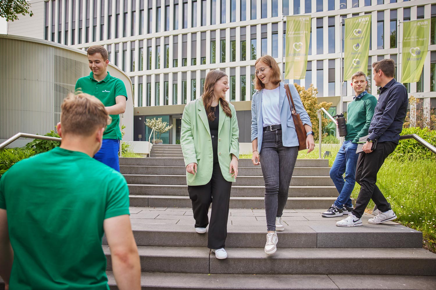 Azubis vorm Eingang im Lutherring