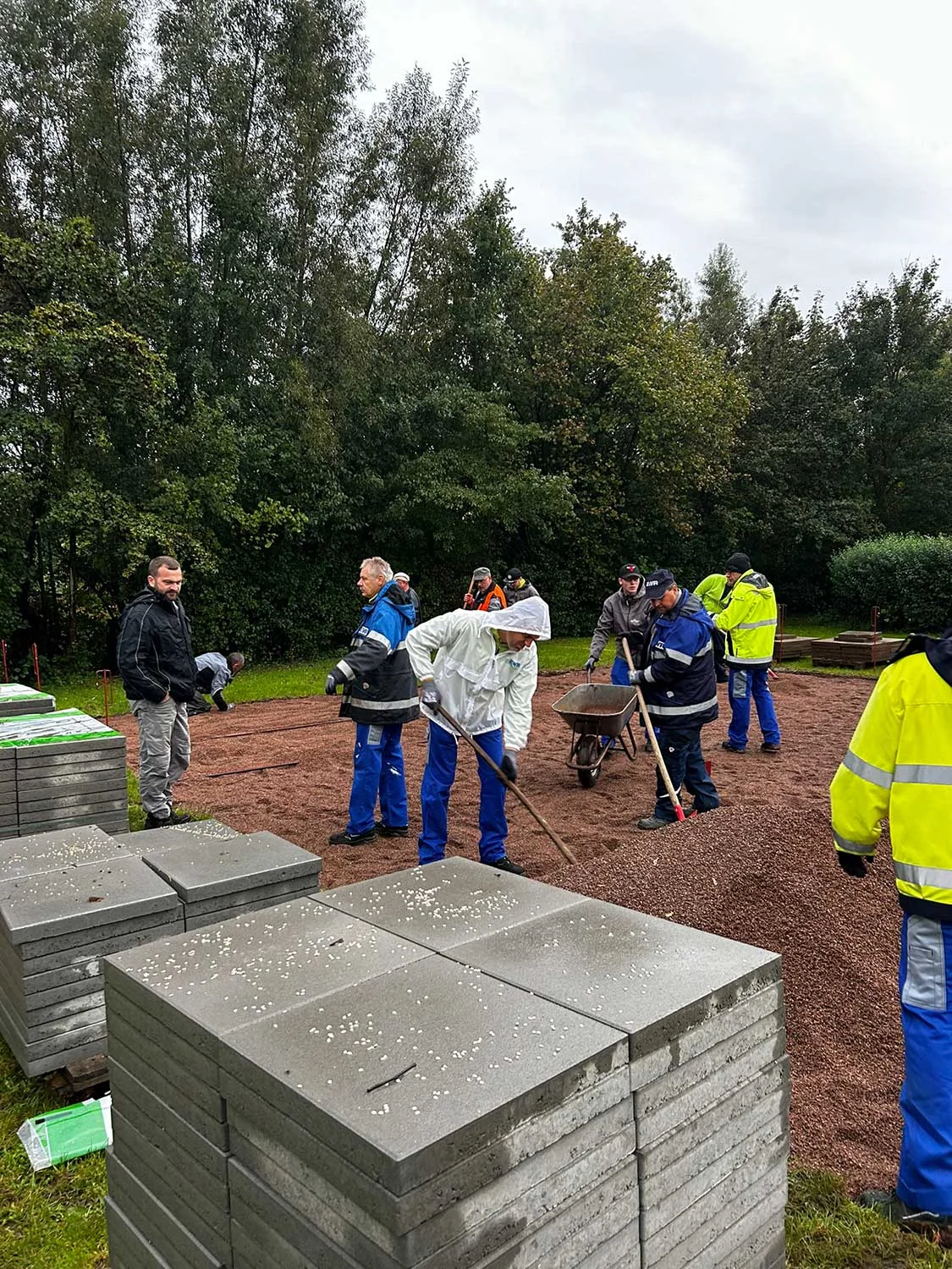 EWR Mitarbeiter Pflastern den Boltzplatz beim Anpacktag in Nierstein