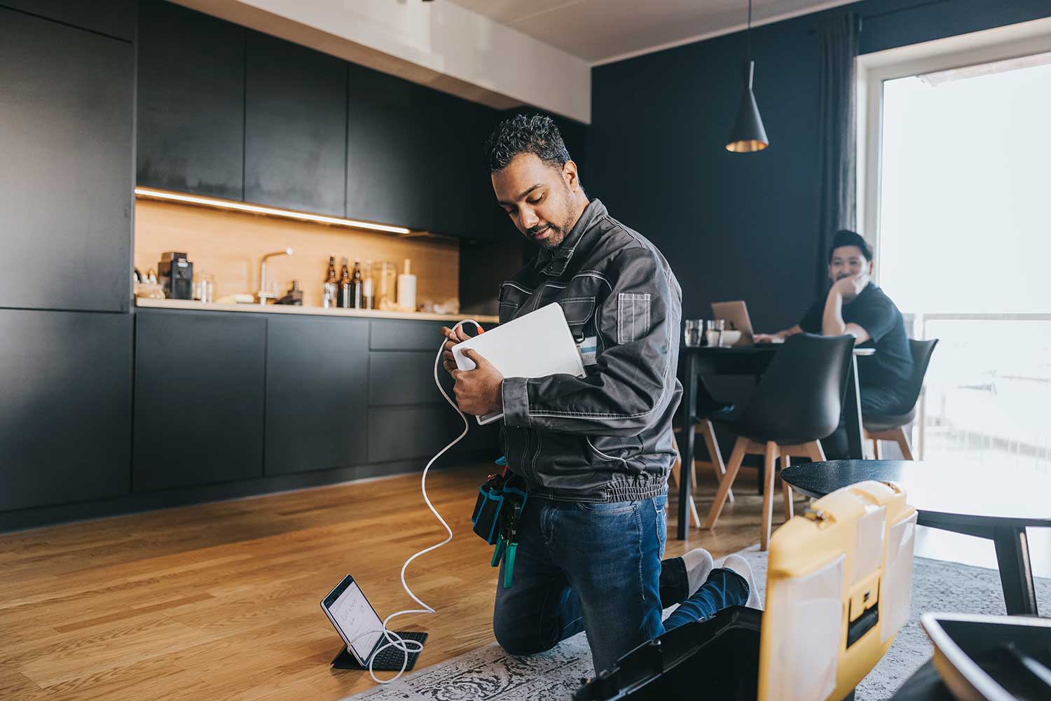 Techniker installiert WLAN-Router zu Hause