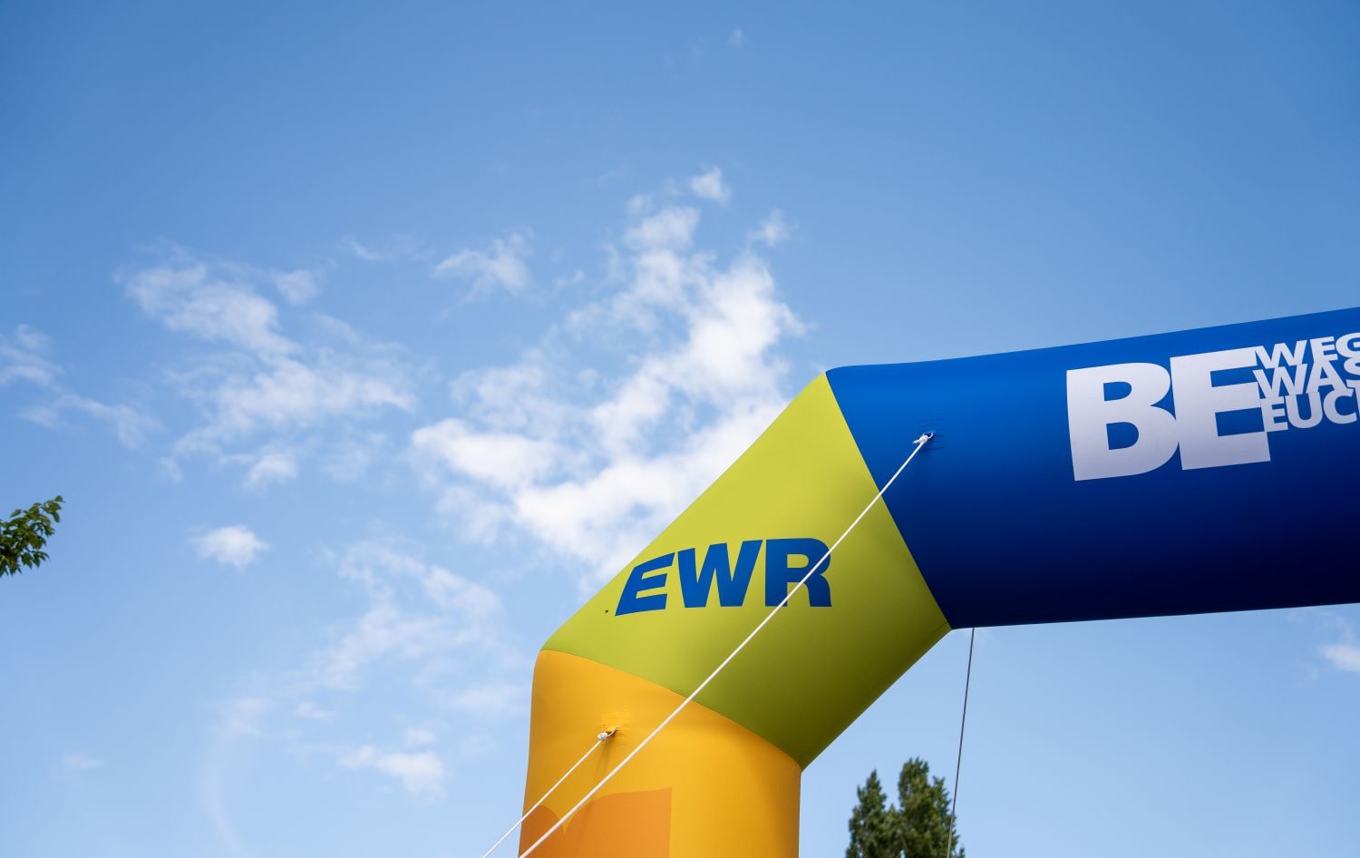 EWR Torbogen vor einem blauen Himmel zu sehen