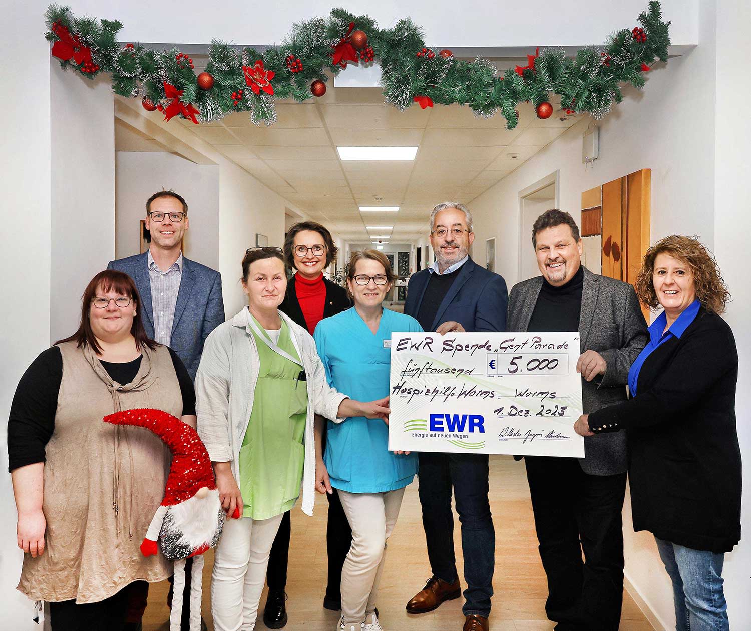 Spendenübergabe aus der Aktion „Cent‐Parade“ an den Förderverein
Ökumenische Hospizhilfe Worms (von links): Einrichtungsleiterin Verena Wolff, Steffen Burdack,
Schatzmeister, Dörthe Kalach‐Handjiev, Kathrin Anklam‐Trapp, 1. Vorsitzende, Olga Platt, Stephan
Wilhelm, EWR‐Vorstandssprecher sowie Norbert Hess und Fränzi Ebert‐Nolandt, EWR‐Betriebsrat.