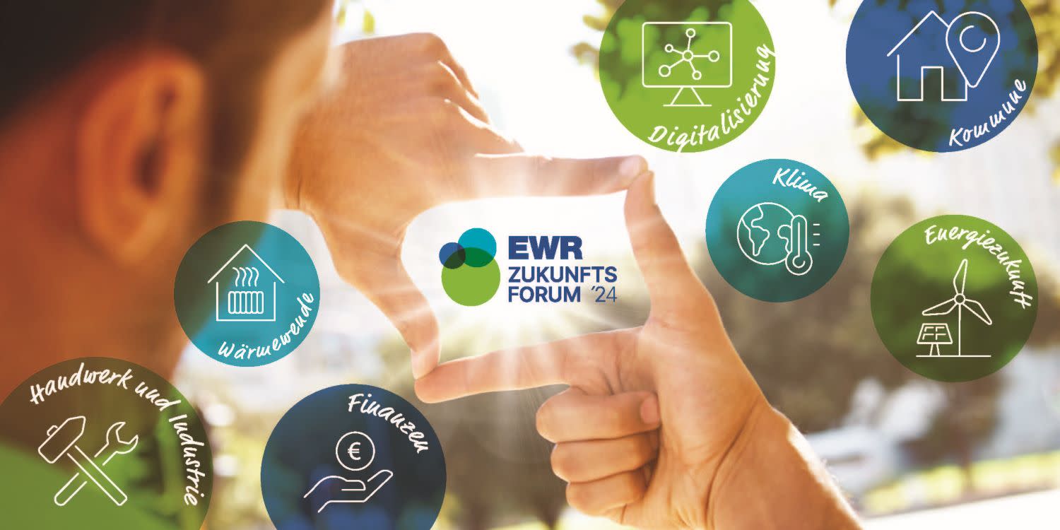 Ein Mann hält zwei Finger in den Himmel und sieht darin das Logo des EWR Zukunftsforum 2024