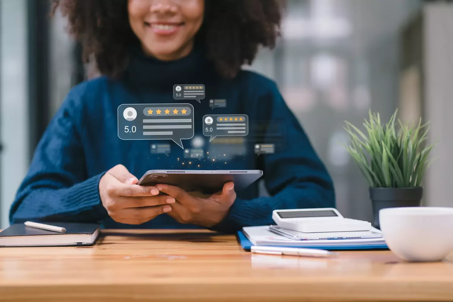 Titelbild Frau mit Tablet mit Bewertungen