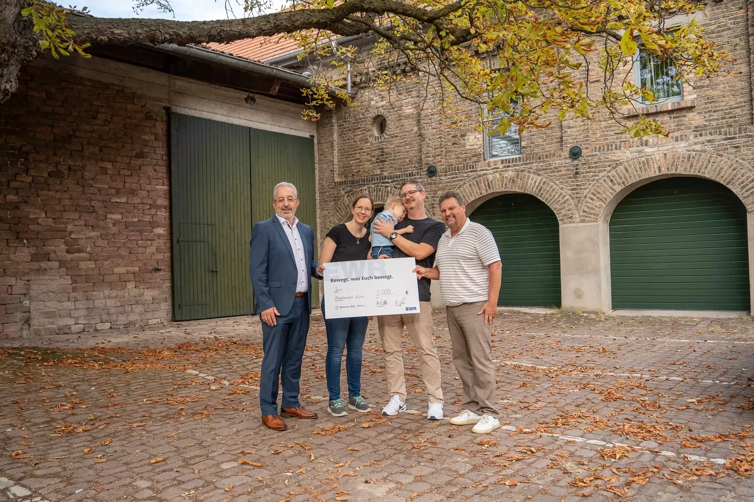 Titelbild Stephan Wilhelm und Norbert Hess bei der Spendenübergabe an Jans Familie in Rheindürkheim