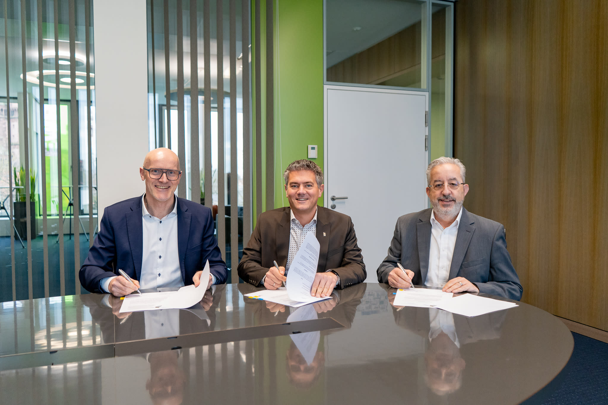 Titelbild Dieter Lagois, Steffen Jung und Stephan Wilhelm bei der Vertragsunterzeichnung.