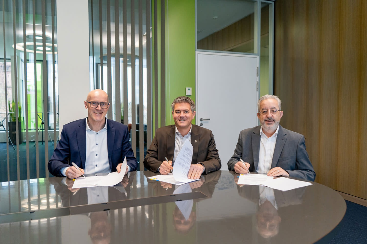 Titelbild Dieter Lagois, Steffen Jung und Stephan Wilhelm bei der Vertragsunterzeichnung