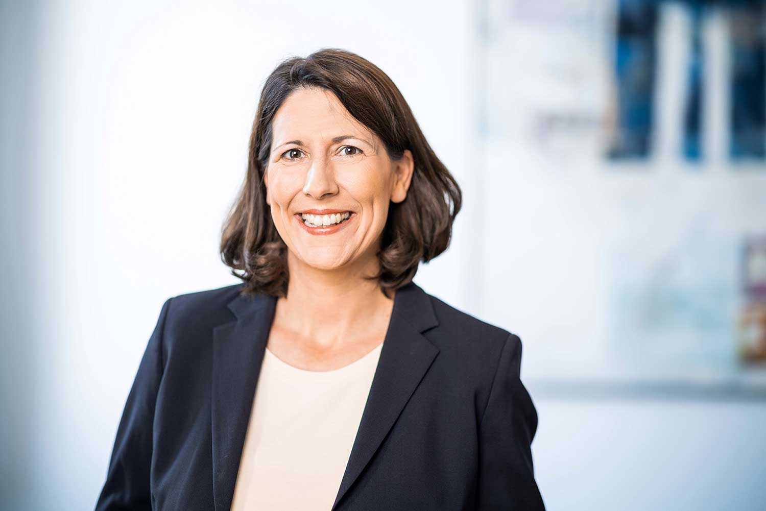 Porträt von Daniela Schmitt, Ministerin für Wirtschaft,-Verkehr,-Landwirtschaft und Weinbau des Landes Rheinland-Pfalz
