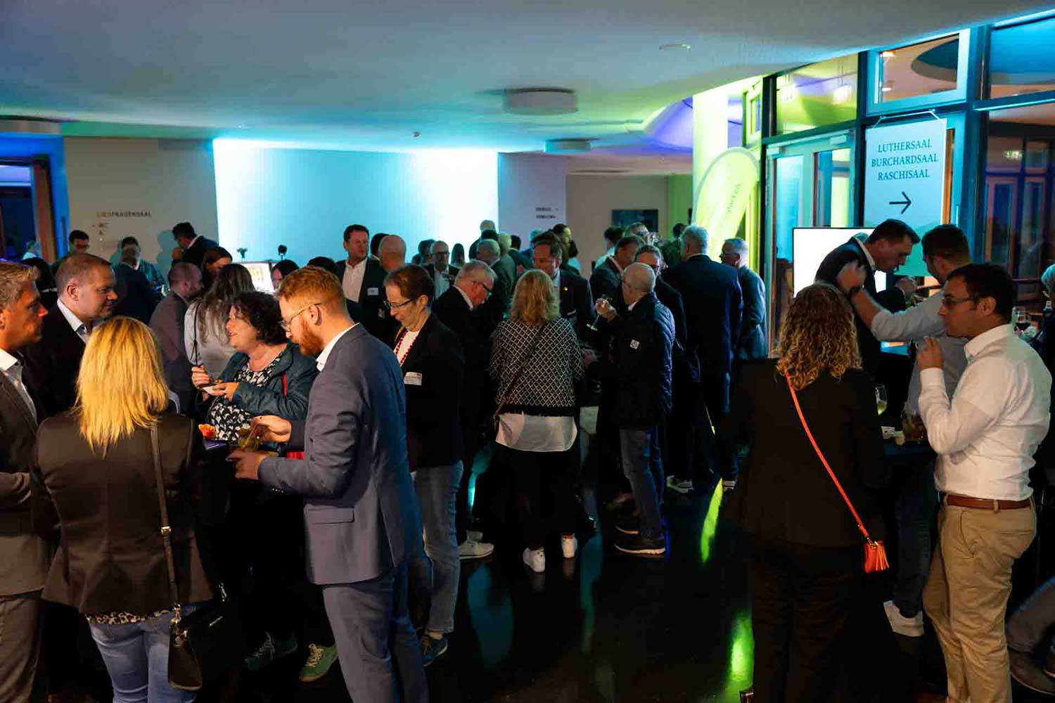 Personen tauschen sich beim Get-Together im Wormser aus