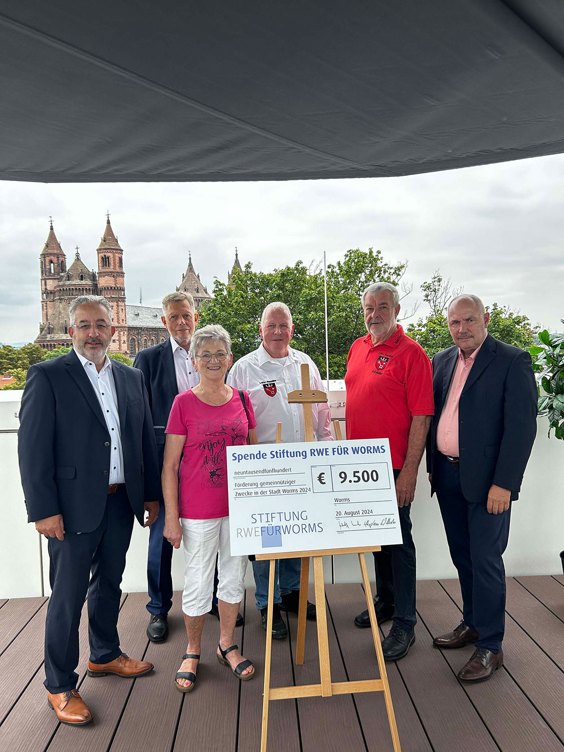 Die Empfänger der Fördergelder auf der Dachterrasse von EWR.
