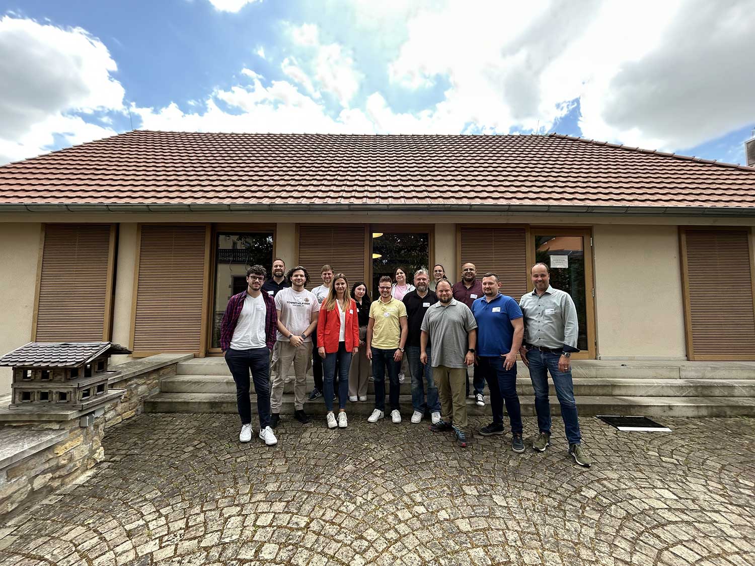Titelbild Gruppenbild der Teilnehmer am Klimatreff 2025 in Westhofen, die vor einem Gebäude stehen
