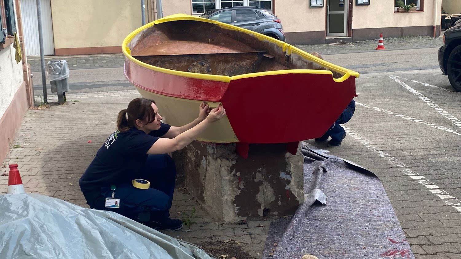 Personen bereiten ein Boot für einen neuen Anstrich vor