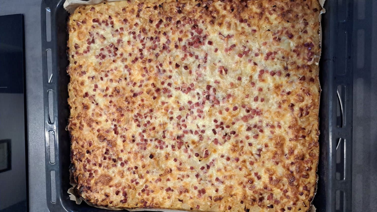 Fertig gebackener Zwiebelkuchen