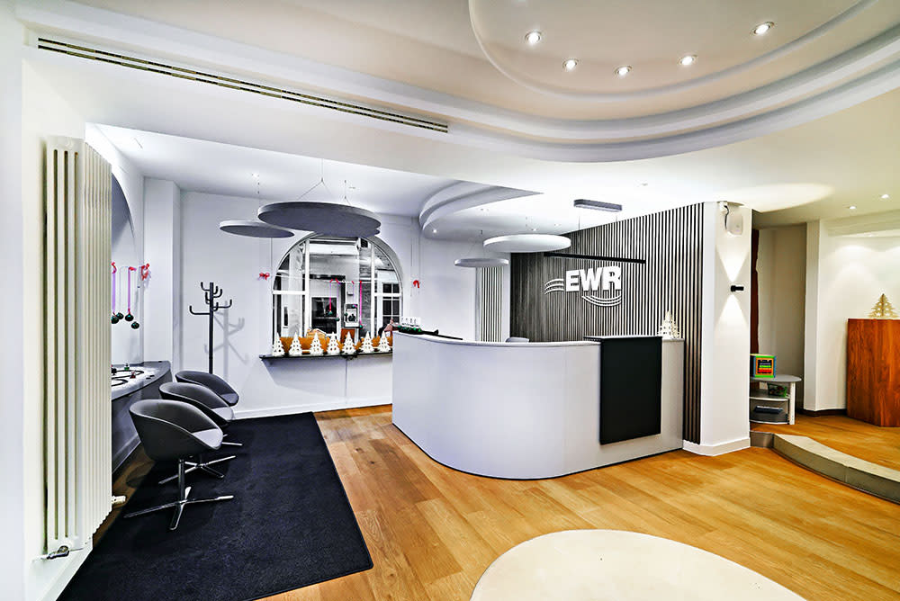 Innenaufnahme vom Kundencenter in Alzey mit Sitzgelegenheiten und Theke