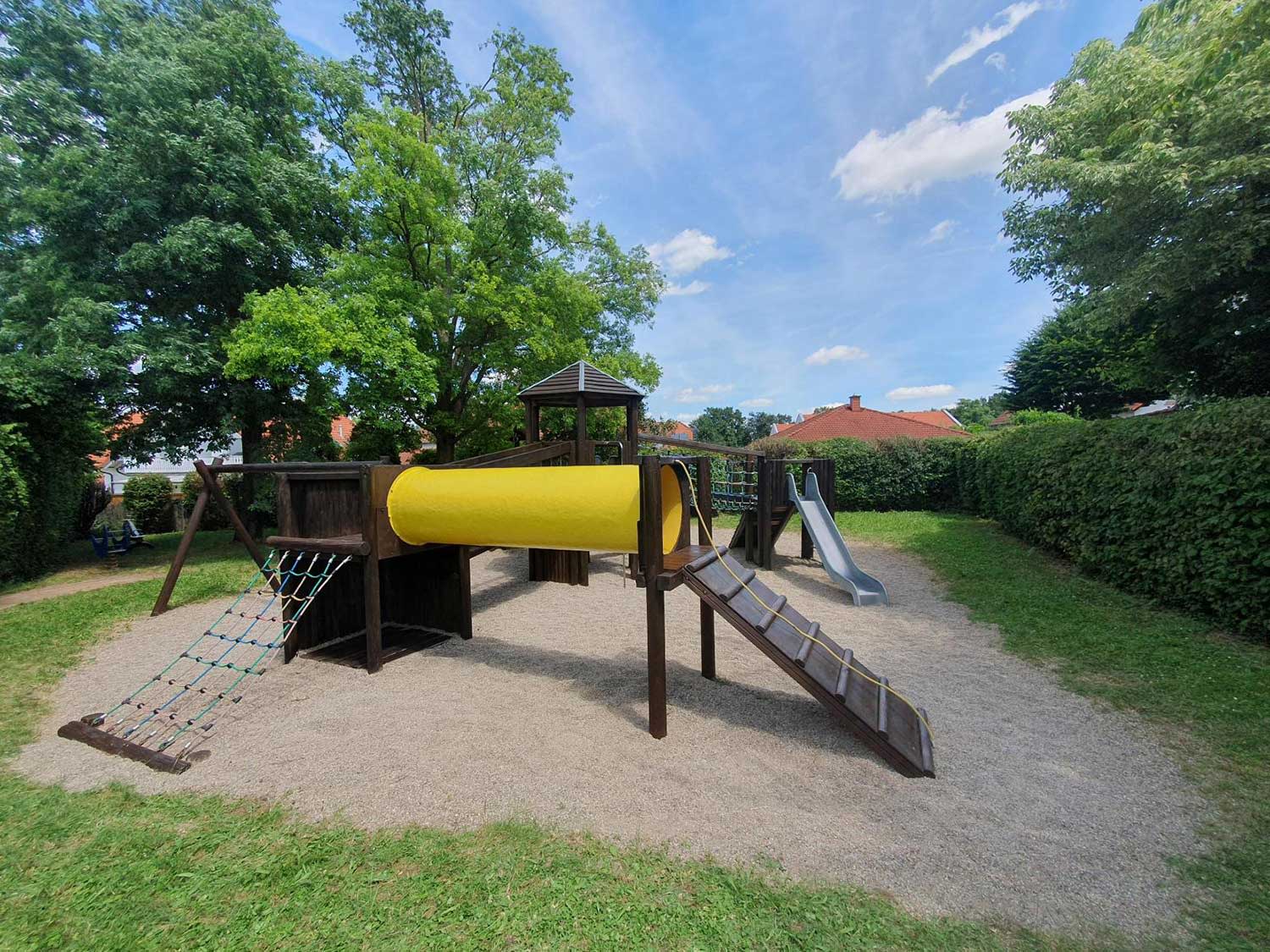 Der frisch gestrichene Spielplatz in Wallertheim erstrahlt in neuem Glanz.