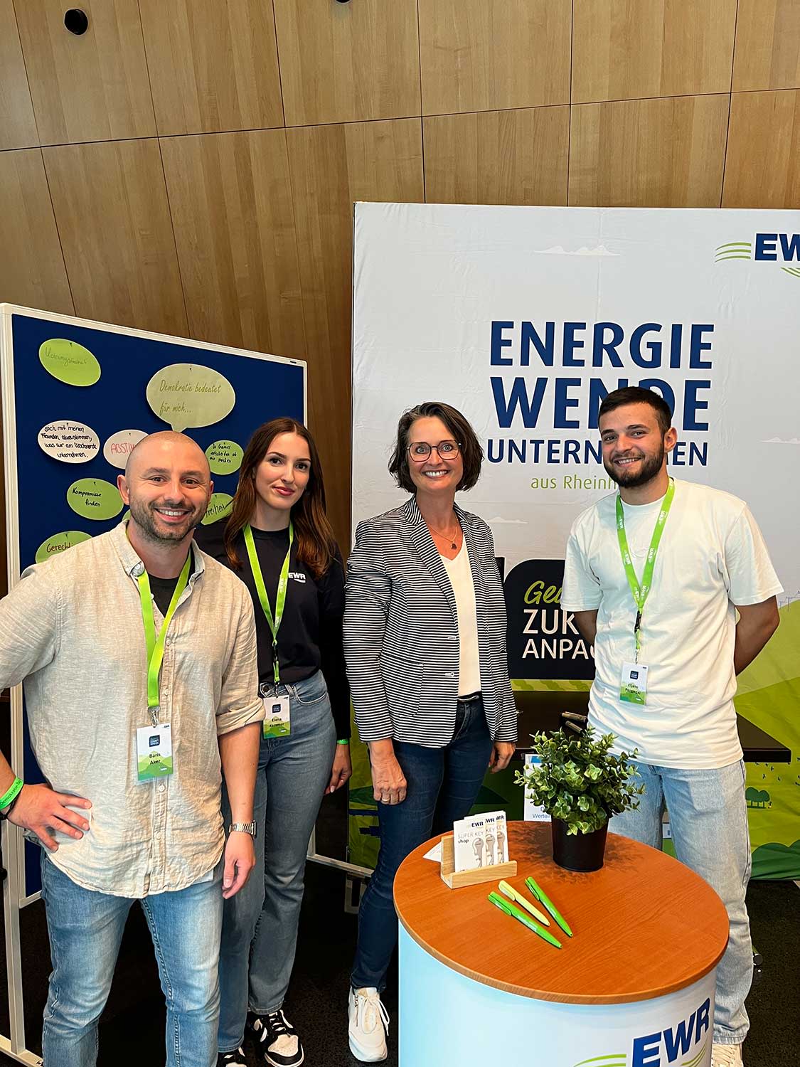 Titelbild Kathrin Anklam-Trapp am Demokratietag am EWR-Stand in Ingelheim