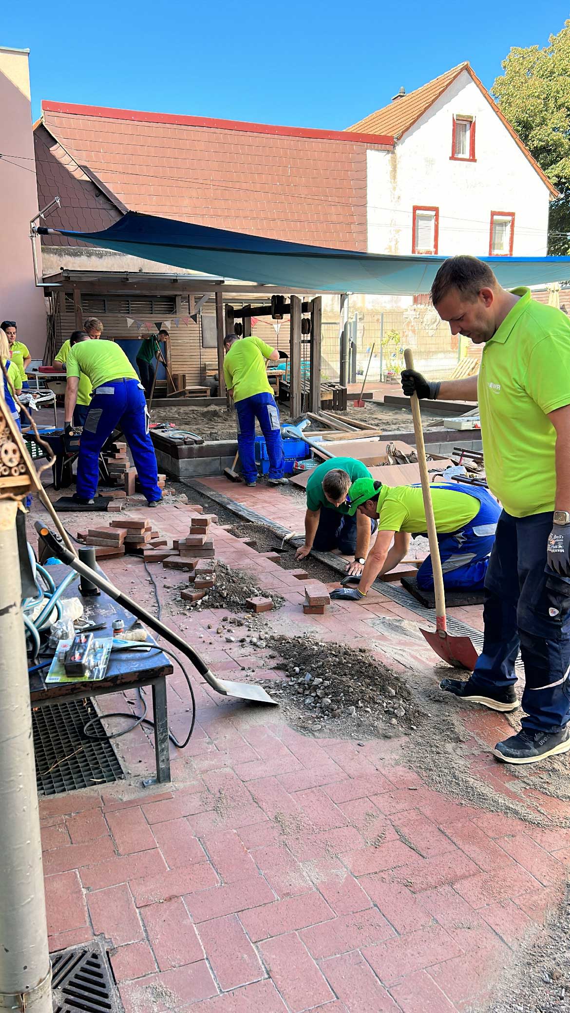 EWR Mitarbeiter erneuern Pflastersteine der Kita St. Peter