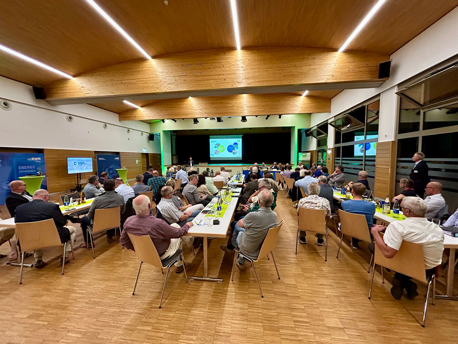 Titelbild Rund 50 Bürgermeister:innen hören den Vorträgen an der Mitgliederversammlung über die kommunale Wärmewende zu 