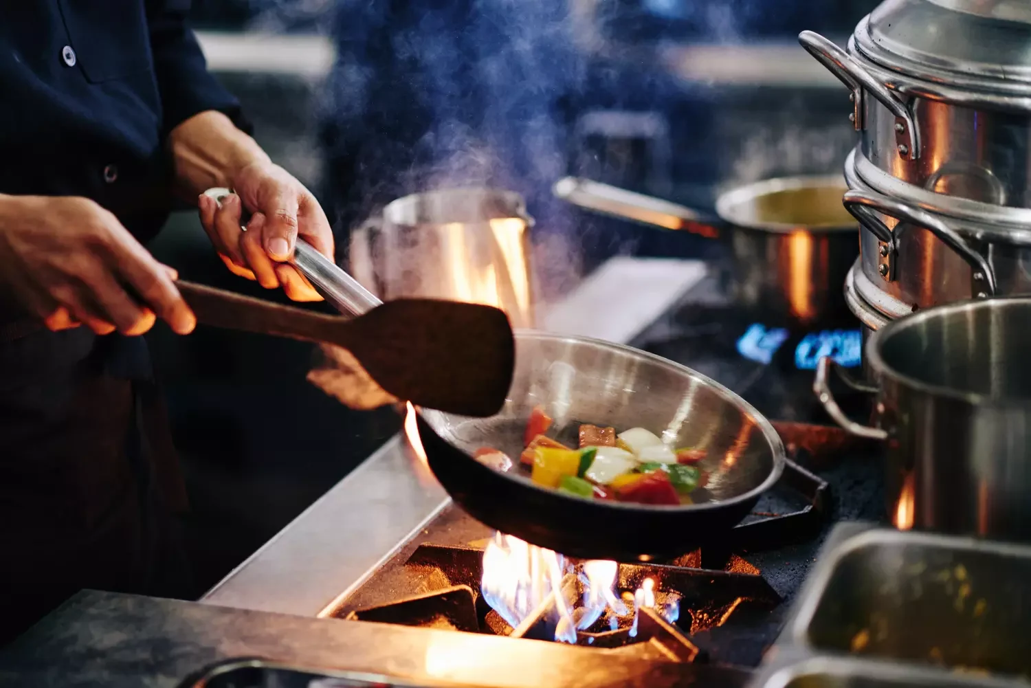 Gemüse wird in einer Küche über der Gasflamme gekocht