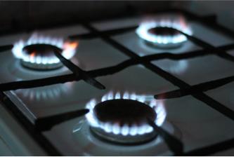 Die Gasflammen sind auf dem Herd ersichtlich